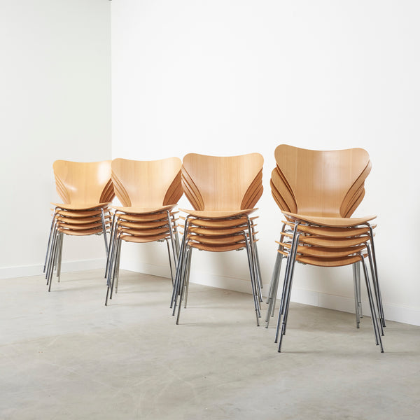Vintage Fritz Hansen dining chairs, serie 7, 1990s