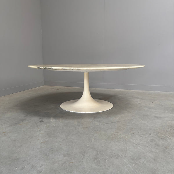Large marble tulip coffee table, 1960s