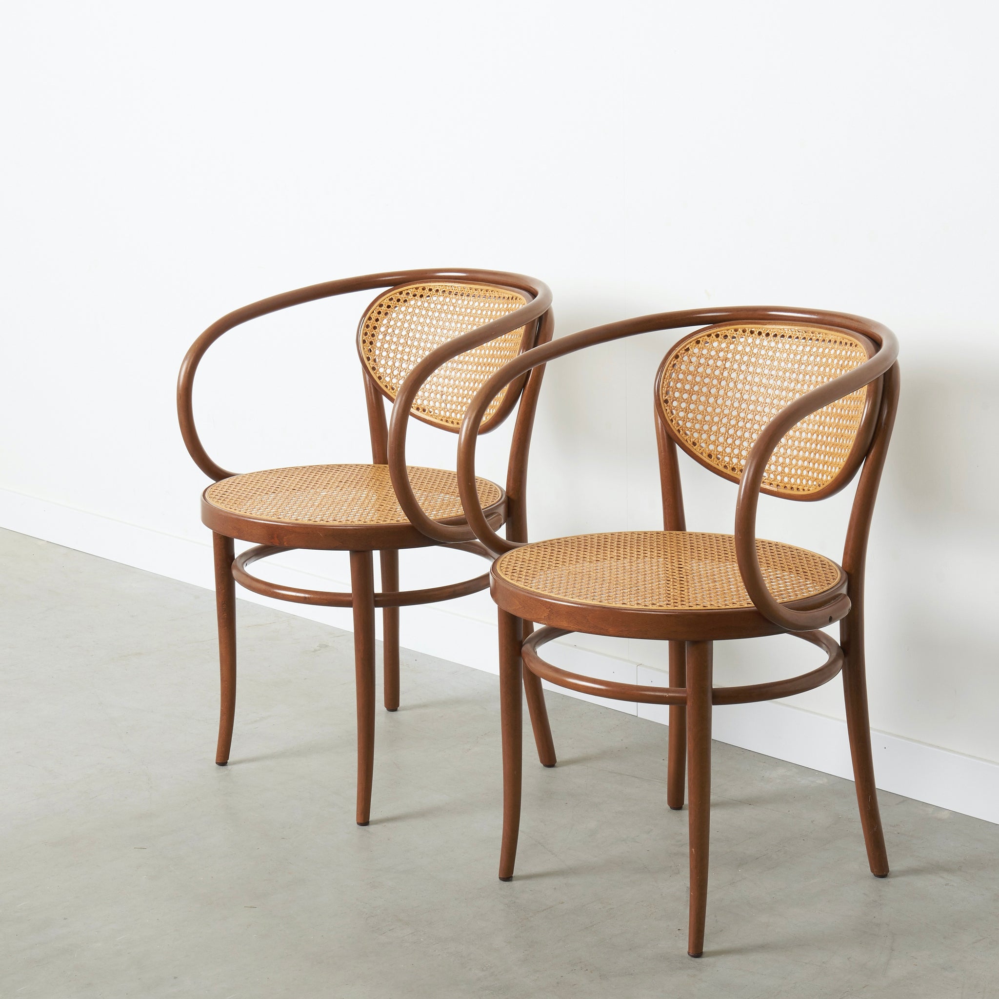Set vintage Thonet arm chairs model 210